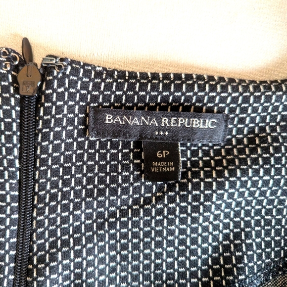 Banana Republic Short Sleeve Black & White Patterned Dress Size 6 Petite - Picture 6 of 6